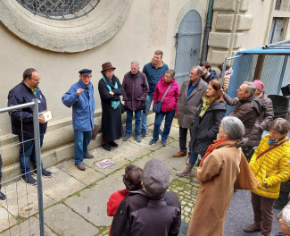 Herr Rues führt über den Gesandtenfriedhof