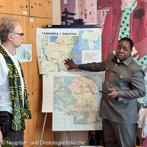 Pastor John Mwasakilali erzählt anhand von Karten über sein Land.