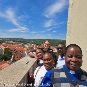 Die Gäste mit Pfarrerin Marjaana Marttunen auf dem Turm der Dreieinigkeitskirche